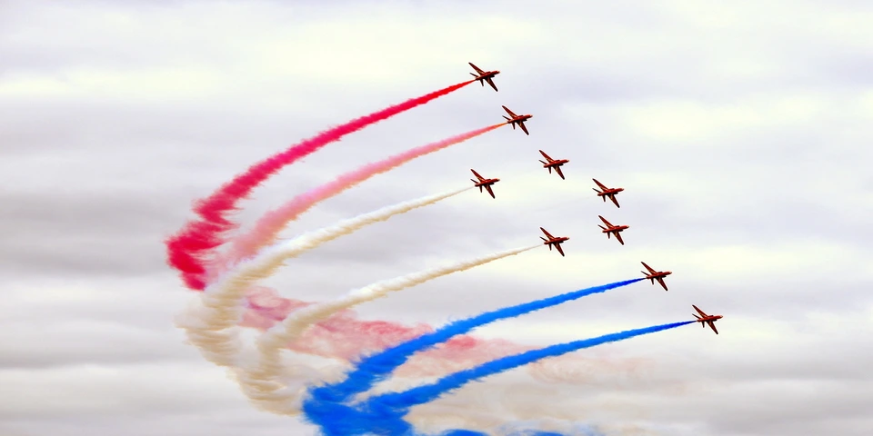 Red Arrows 9 airvraft formation